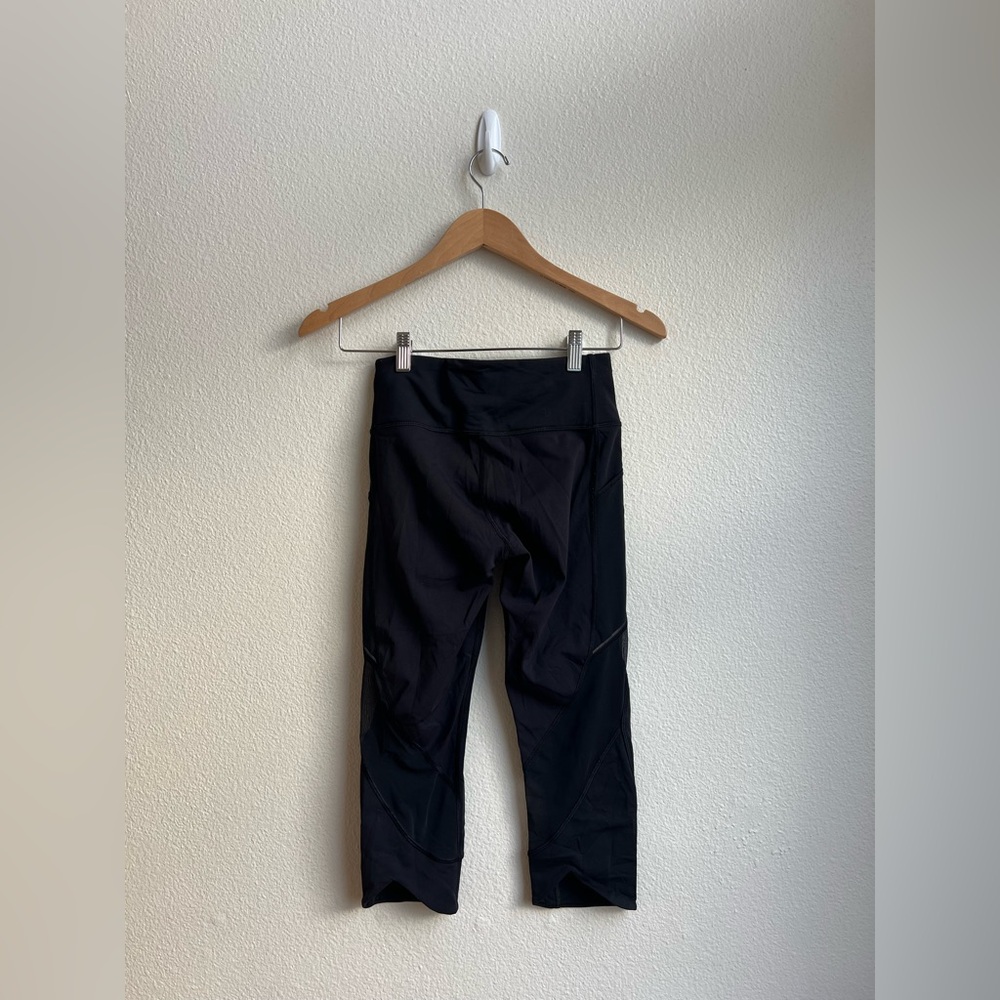 Lululemon Women’s cropped leggings,‎ Size 4